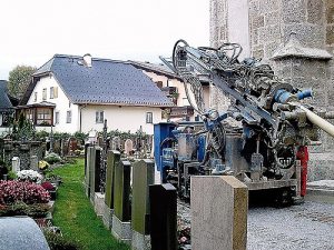 Bohrlafette quert Friedhofsgelände