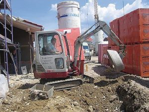 Kleinbagger führt Grabarbeiten durch