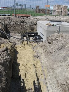 Verteilerschacht und Hauptleitungen im Sandbett