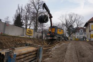 Sonde am Kran vor Einbau