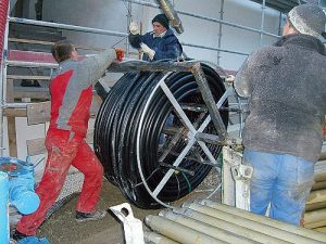 Einbau der Erdwärmesonde in das Bohrloch