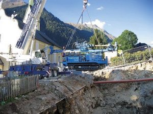 Bohrlafette wird von Telekran in Baugrube gehoben